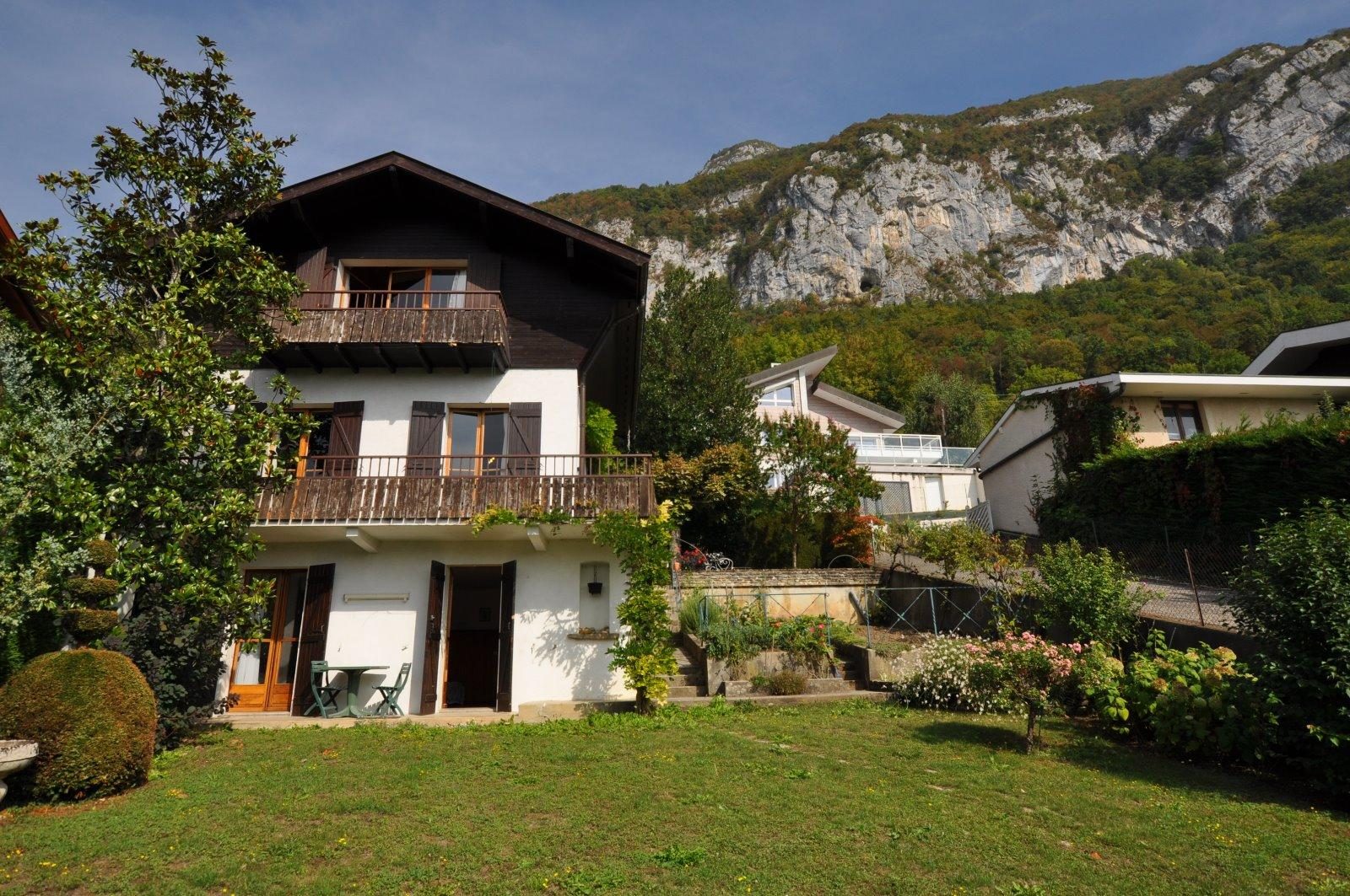 Villa de 1930 à vendre à Veyrier-du-lac  110 m² sur 650 m² de terrain au calme avec vue lac